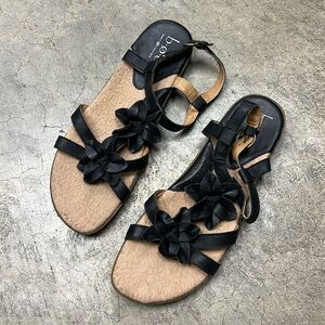 Born international concepts, black leather sandal with leather flower detail